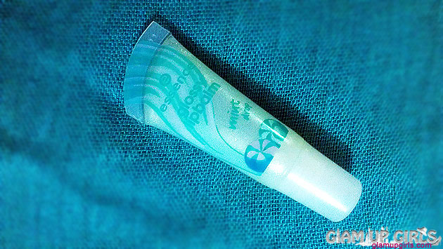 Essence Glossy Lip Balm in Mint Drop - Review and Swatches